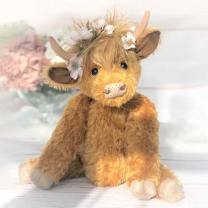 Vache Highland portant des fleurs