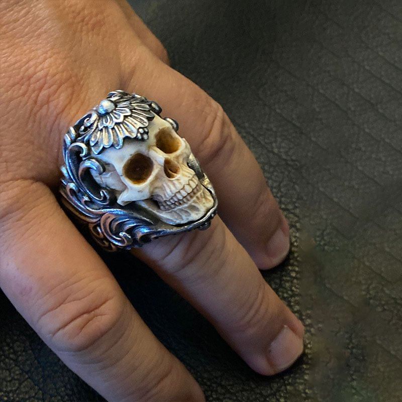 Bague tête de mort en bois de cerf à armure florale polonaise vintage