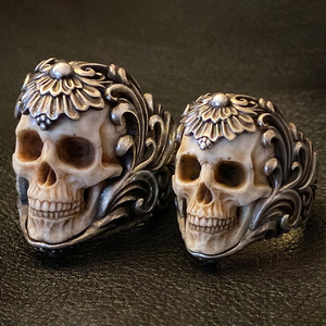 Bague tête de mort en bois de cerf à armure florale polonaise vintage