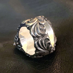 Bague tête de mort en bois de cerf à armure florale polonaise vintage