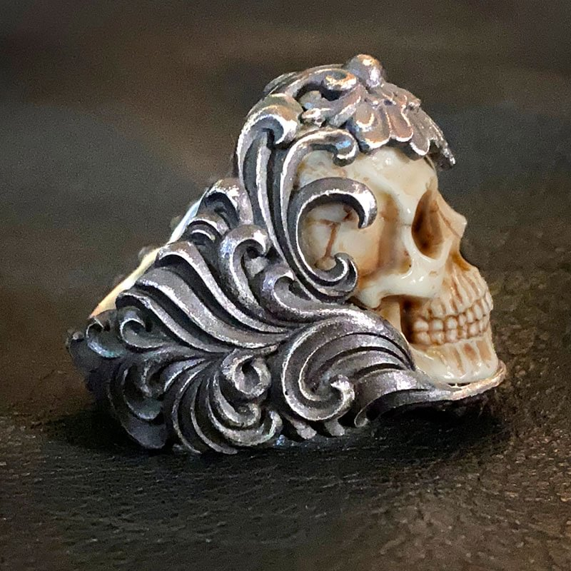 Bague tête de mort en bois de cerf à armure florale polonaise vintage