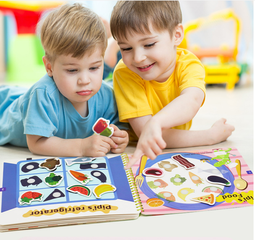 Livre occupé pour que l'enfant développe des compétences d'apprentissage