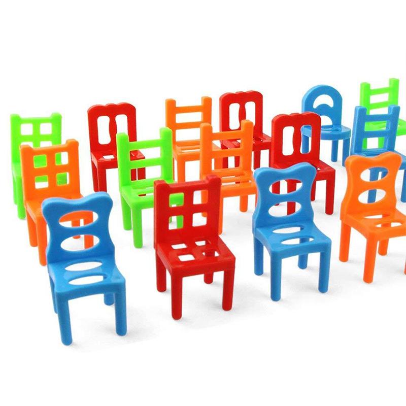 Jeu d'équilibrage de tour d'empilement de chaises